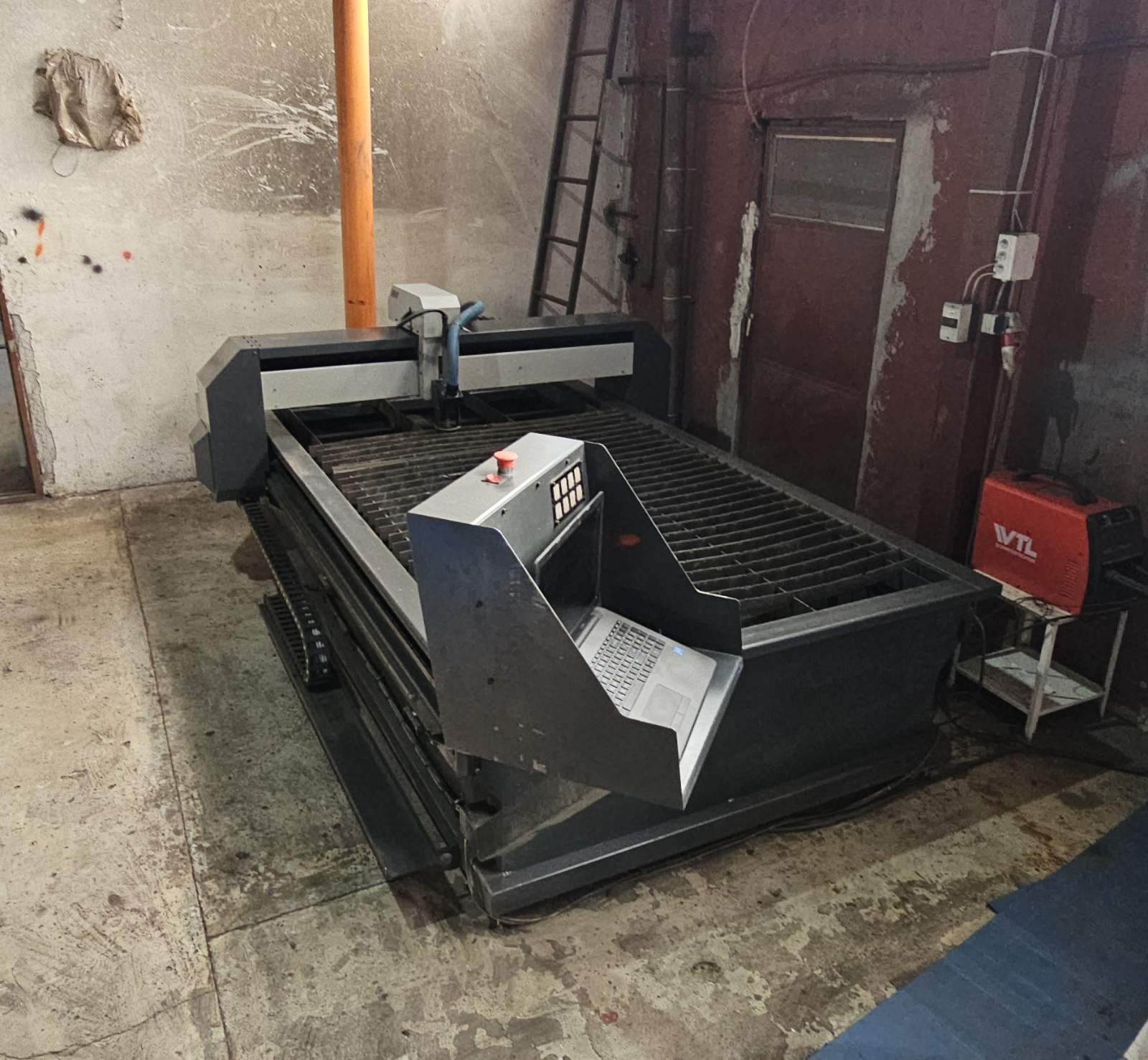 Cnc plazma sa hiper glavom+sistem odimljavanje+izvod za ruter